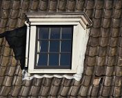 foto van een dakkapel op een oud huis