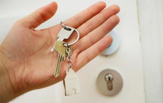 Afbeelding van een hand met daarin een huissleutel
